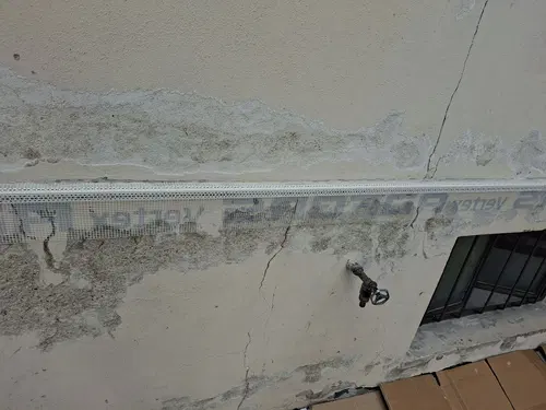 Armovací vrstva a vyrovnání podkladu nad suterénními okny.