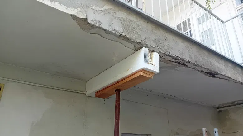 Původní porucha betonového přesahu a dočasné podepření.