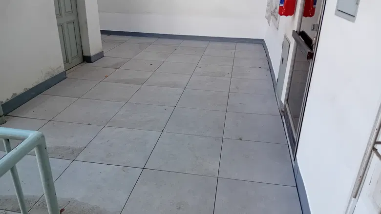 Dokončená plocha terasy s dlažbou u vstupu.