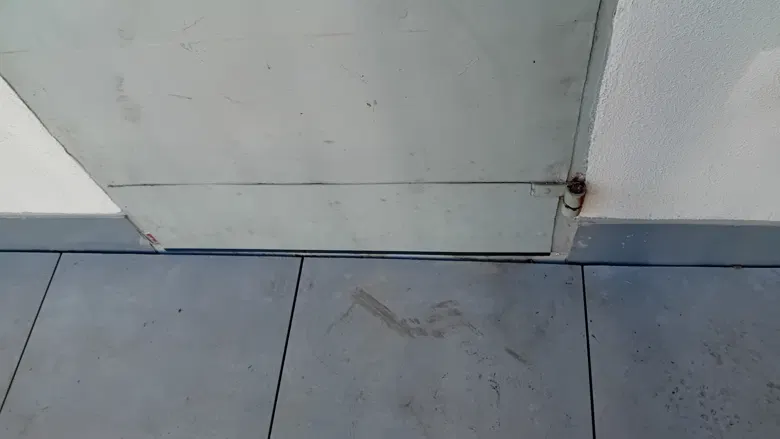 Dlažba a obvodové napojení u dveří na terasu.