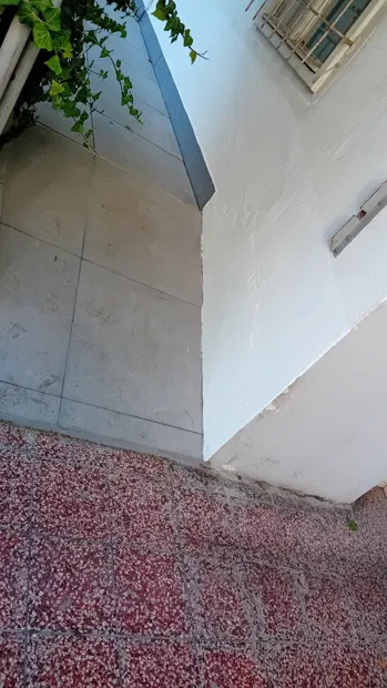 Dlažba na terase v navazující části.