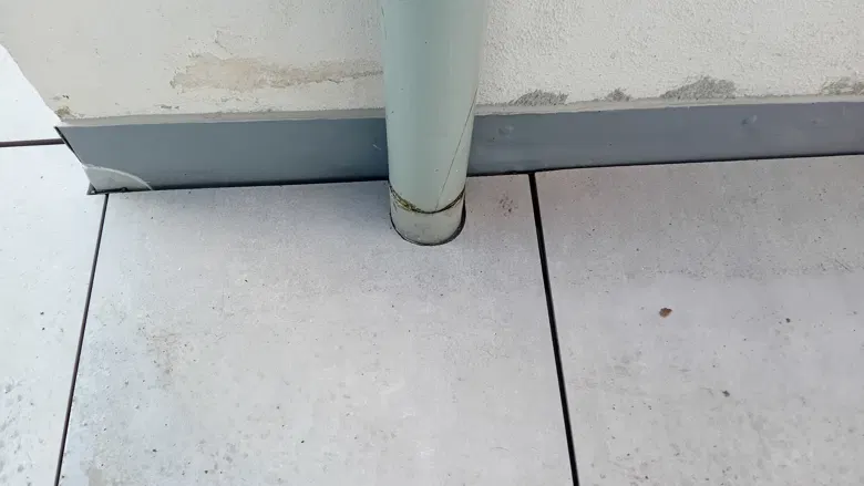 Detail terasy v místě dešťového svodu.