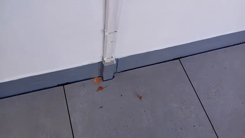 Detail obvodového napojení terasy ke stěně.