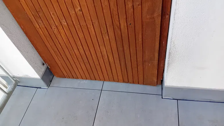 Detail prahu a dlažby u dveří.