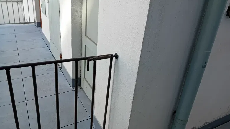 Detail dlažby a okraje u branky.