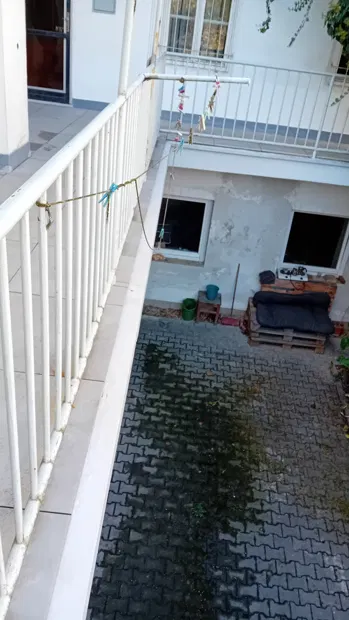 Pohled podél zábradlí na přístup k terase.