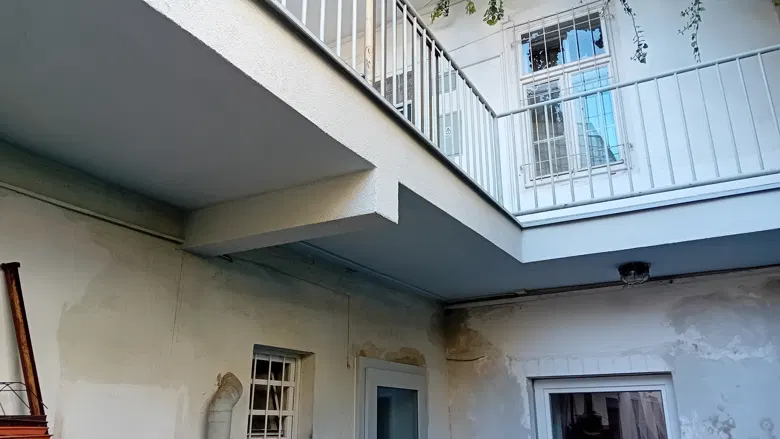 Opravená spodní hrana a betonový přesah terasy.