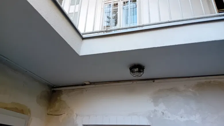 Spodní pohled na opravenou část terasy.