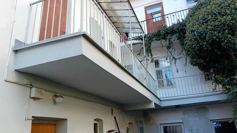 Boční pohled na dokončenou terasu ve dvoře.