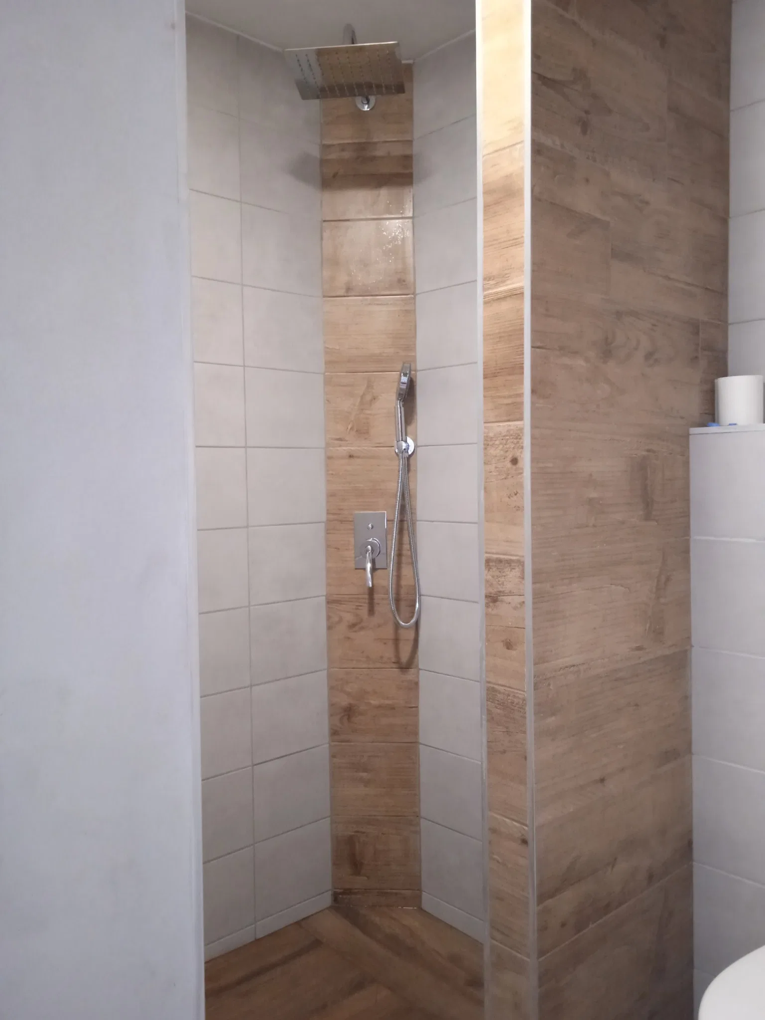 Výstavba závěsného WC se sprchovým koutem Velká Bíteš