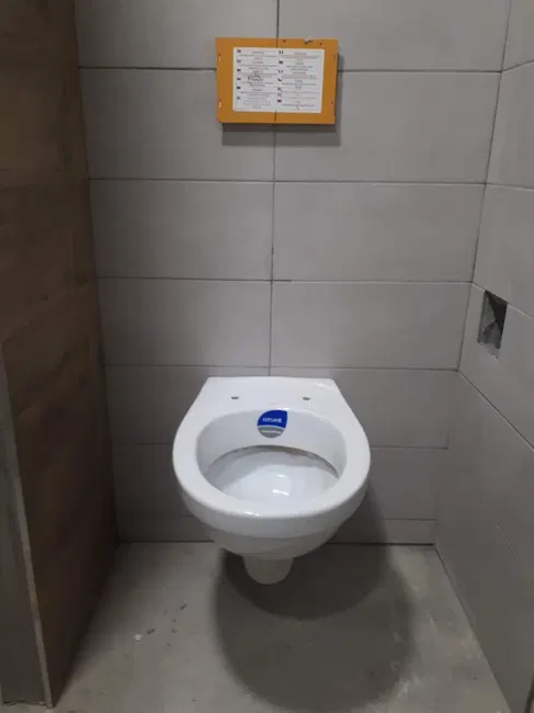 Závěsné WC osazené před dokončením podlahy.
