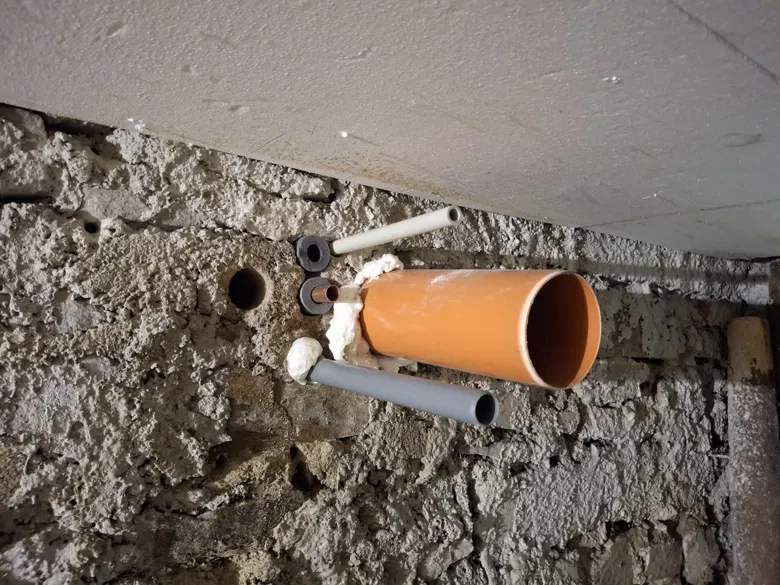 Připravené prostupy a navazující technické vedení.